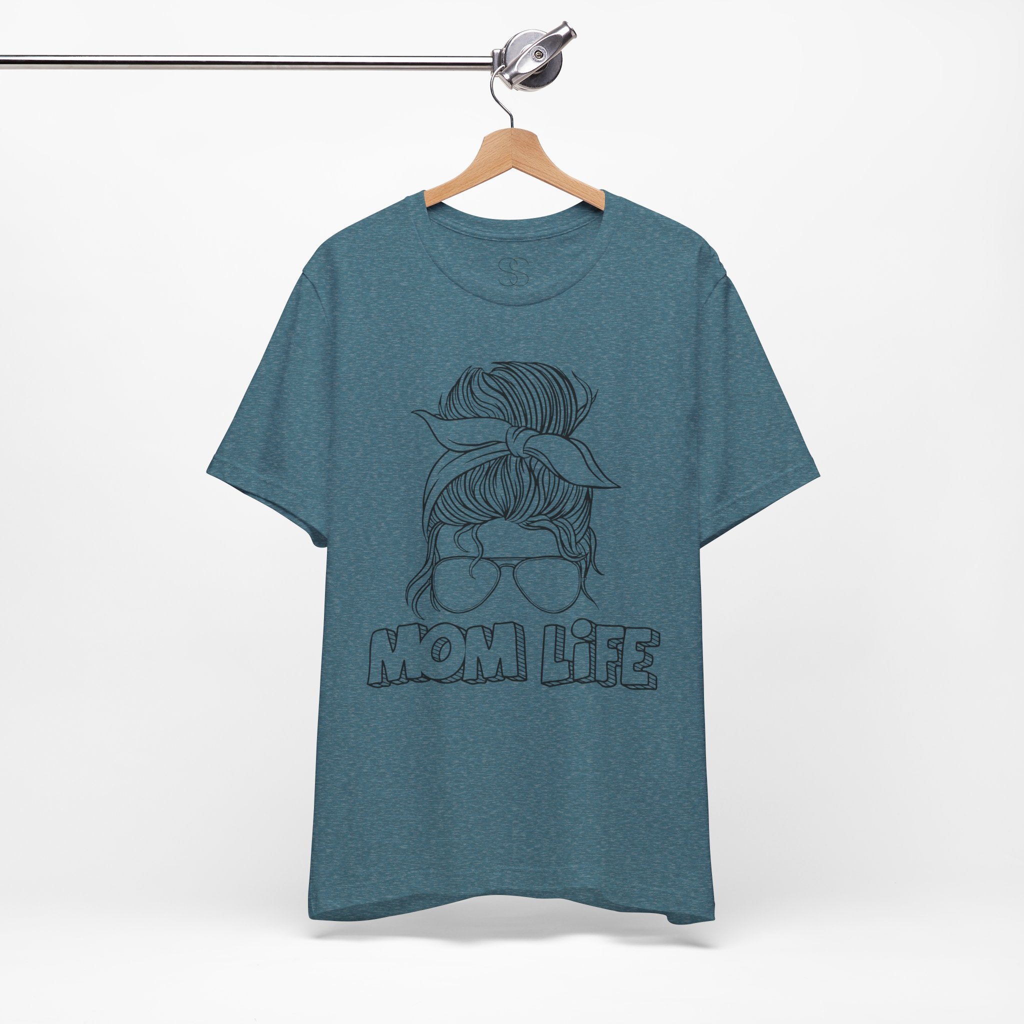 Mom Life Graphic Tee – Casual Motherhood T-Shirt with Messy Bun Design