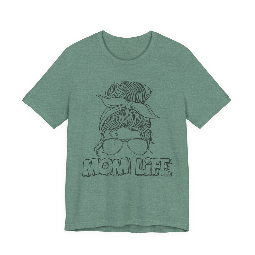 Mom Life Graphic Tee – Casual Motherhood T-Shirt with Messy Bun Design