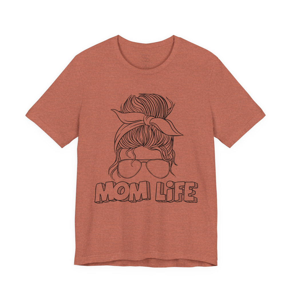 Mom Life Graphic Tee – Casual Motherhood T-Shirt with Messy Bun Design