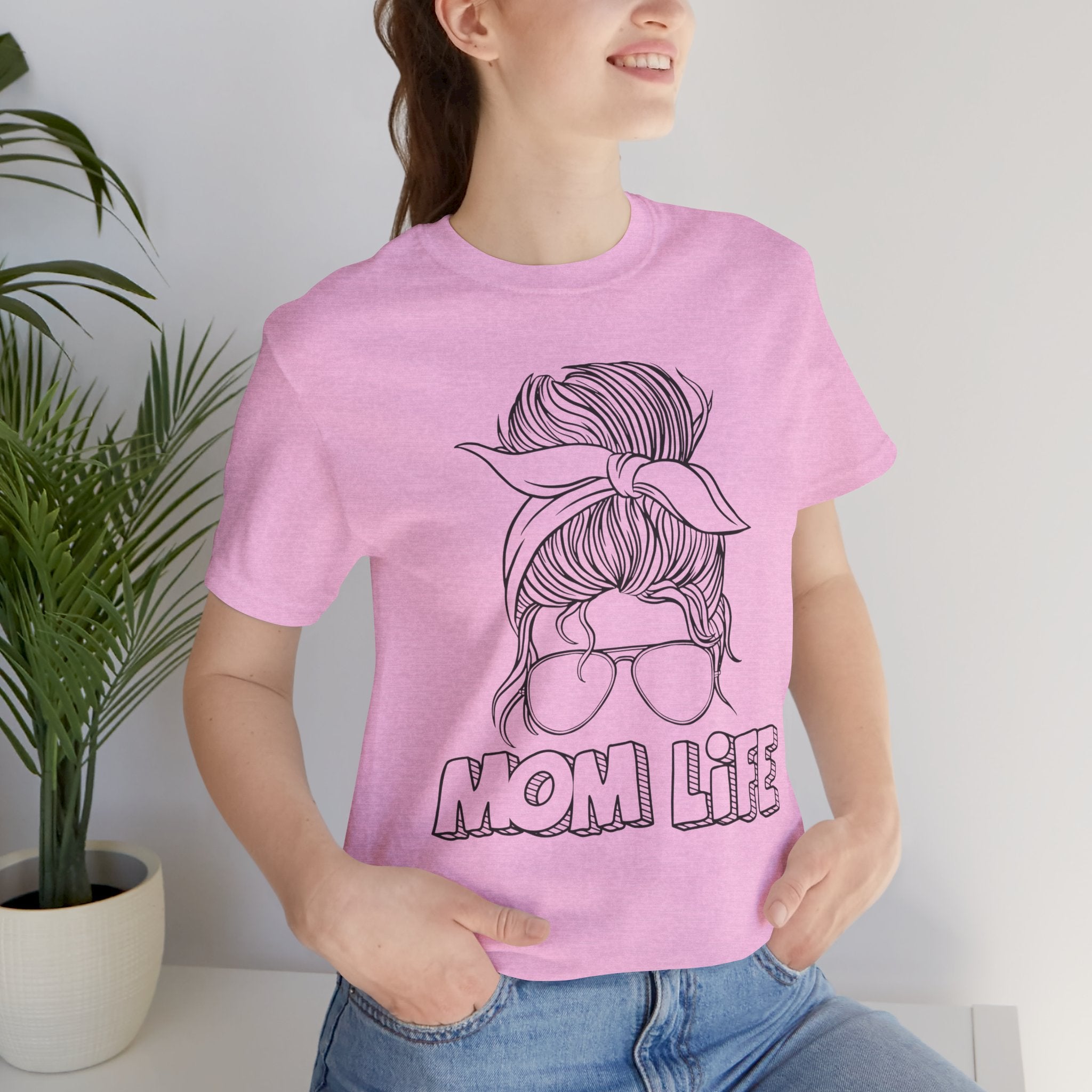 Mom Life Graphic Tee – Casual Motherhood T-Shirt with Messy Bun Design
