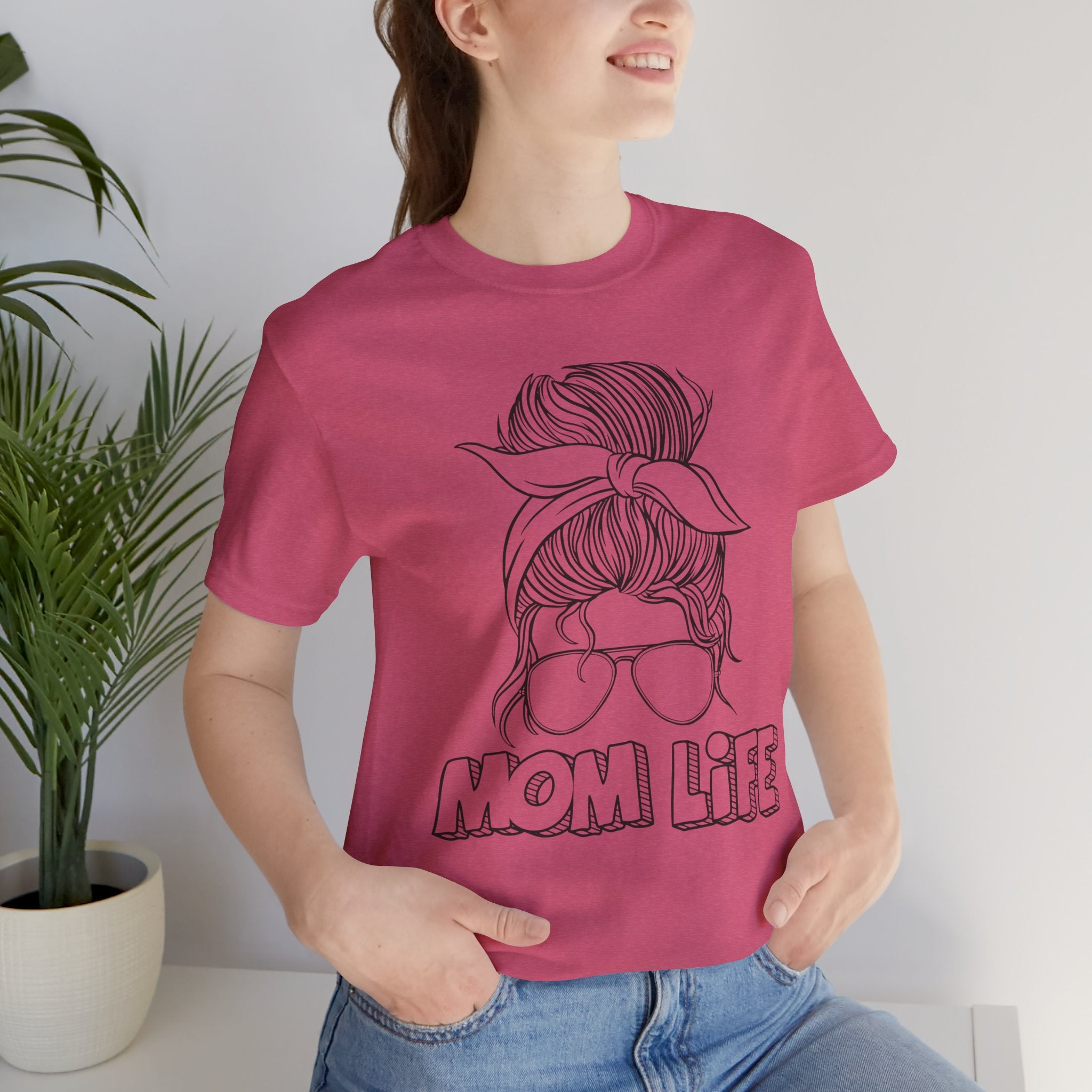 Mom Life Graphic Tee – Casual Motherhood T-Shirt with Messy Bun Design