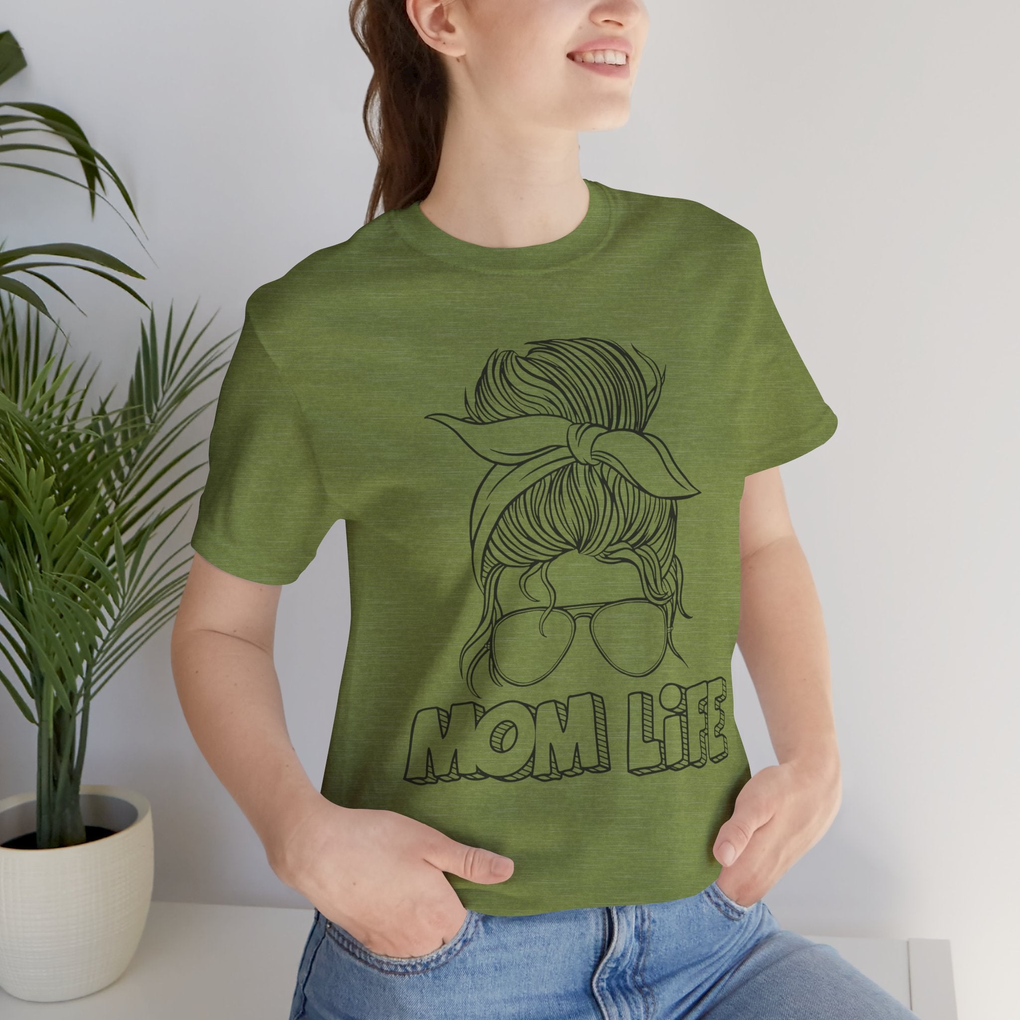 Mom Life Graphic Tee – Casual Motherhood T-Shirt with Messy Bun Design