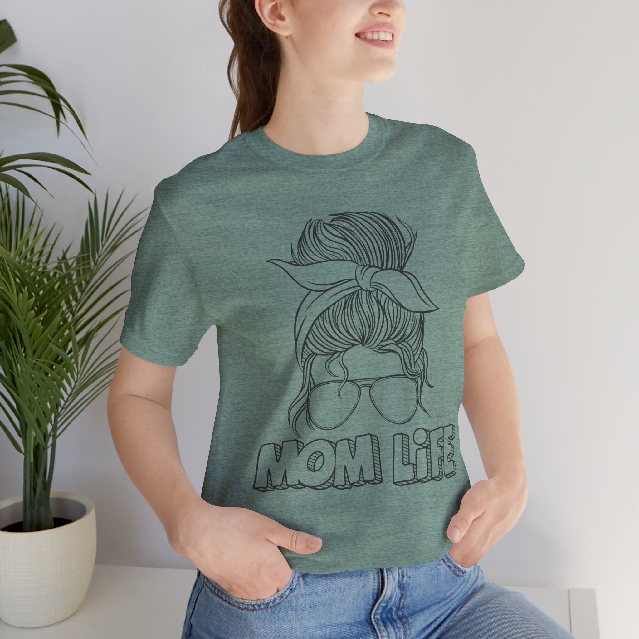 Mom Life Graphic Tee – Casual Motherhood T-Shirt with Messy Bun Design