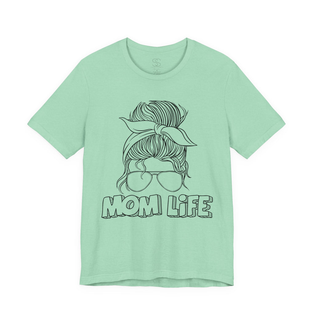 Mom Life Graphic Tee – Casual Motherhood T-Shirt with Messy Bun Design
