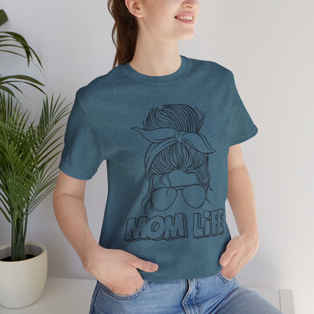 Mom Life Graphic Tee – Casual Motherhood T-Shirt with Messy Bun Design