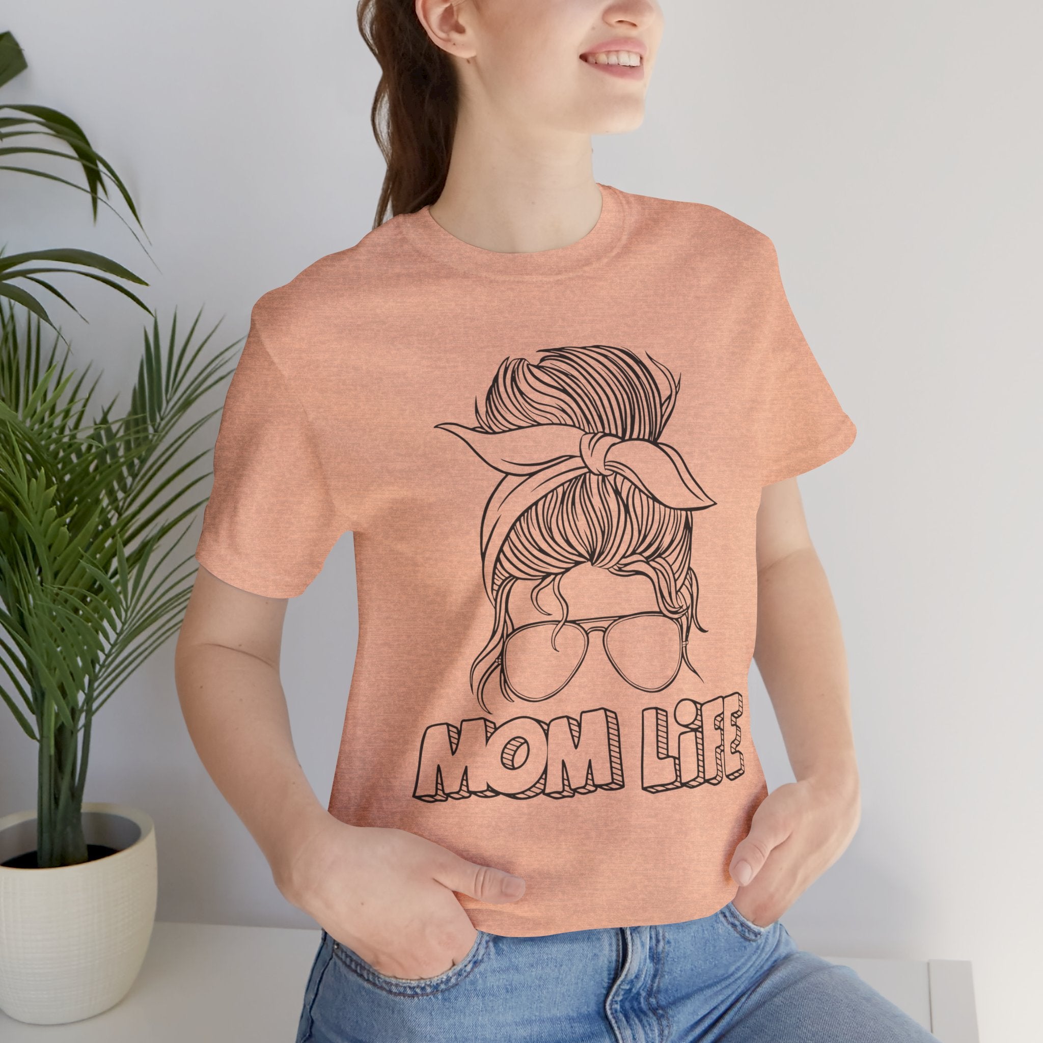 Mom Life Graphic Tee – Casual Motherhood T-Shirt with Messy Bun Design