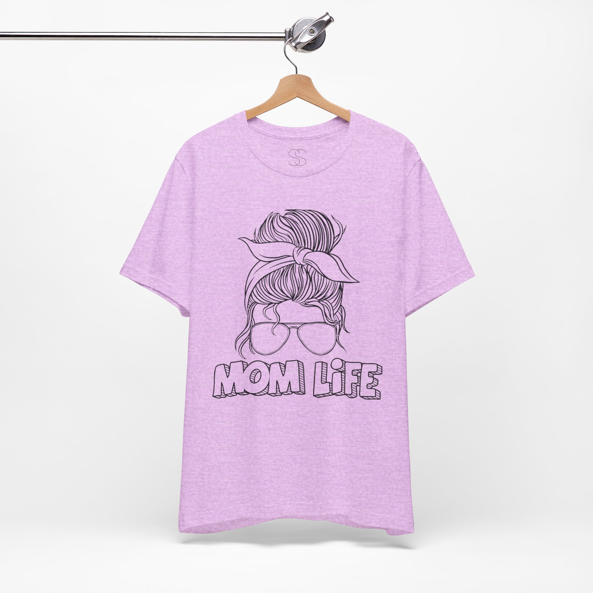 Mom Life Graphic Tee – Casual Motherhood T-Shirt with Messy Bun Design