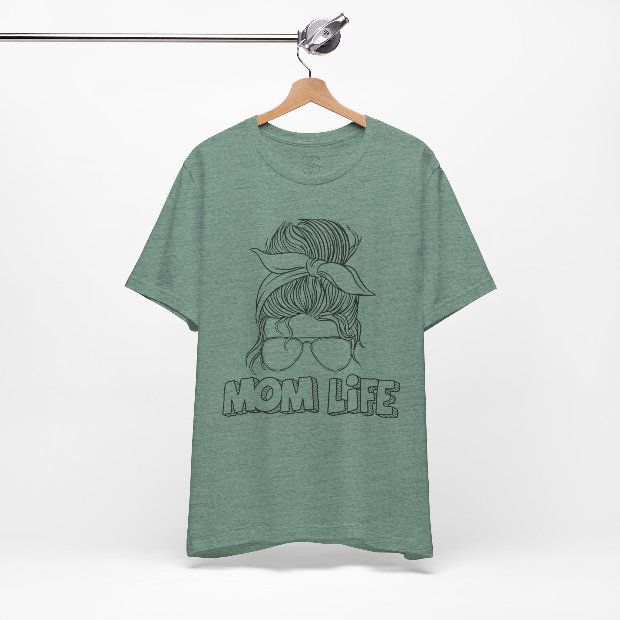 Mom Life Graphic Tee – Casual Motherhood T-Shirt with Messy Bun Design