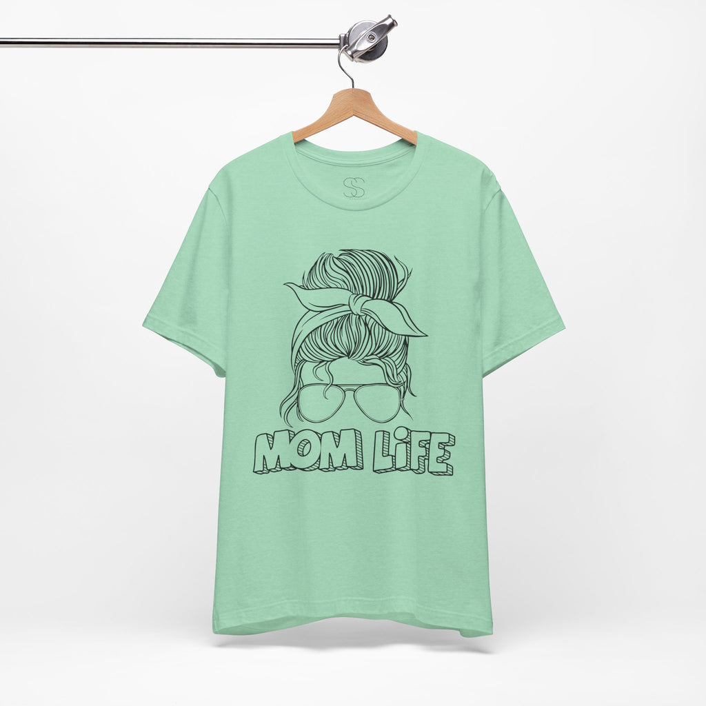 Mom Life Graphic Tee – Casual Motherhood T-Shirt with Messy Bun Design