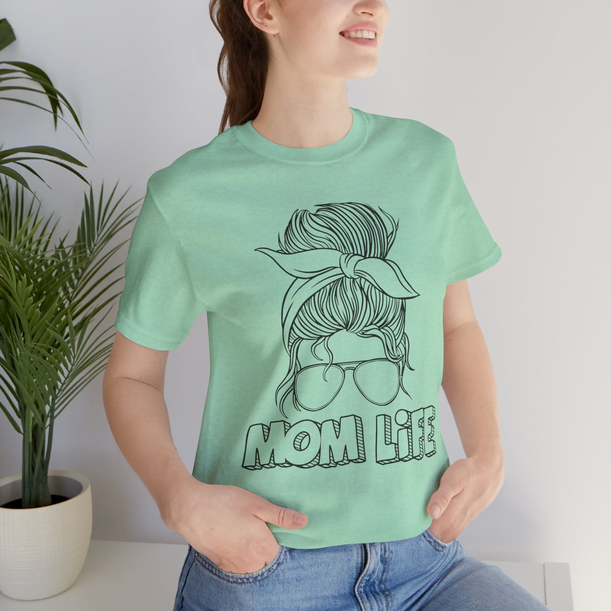 Mom Life Graphic Tee – Casual Motherhood T-Shirt with Messy Bun Design